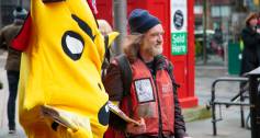 INSP VendorWeek 2016_Kingsley sells The Big Issue in Glasgow with vendor Robert